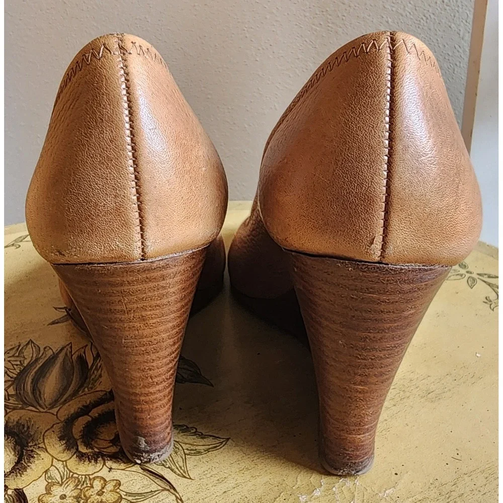 Tory Burch Sz 8.5 Tan Pebbled Leather Peep Toe Logo Wedge Heels
